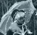 Femme con sombrilla y antifaz
