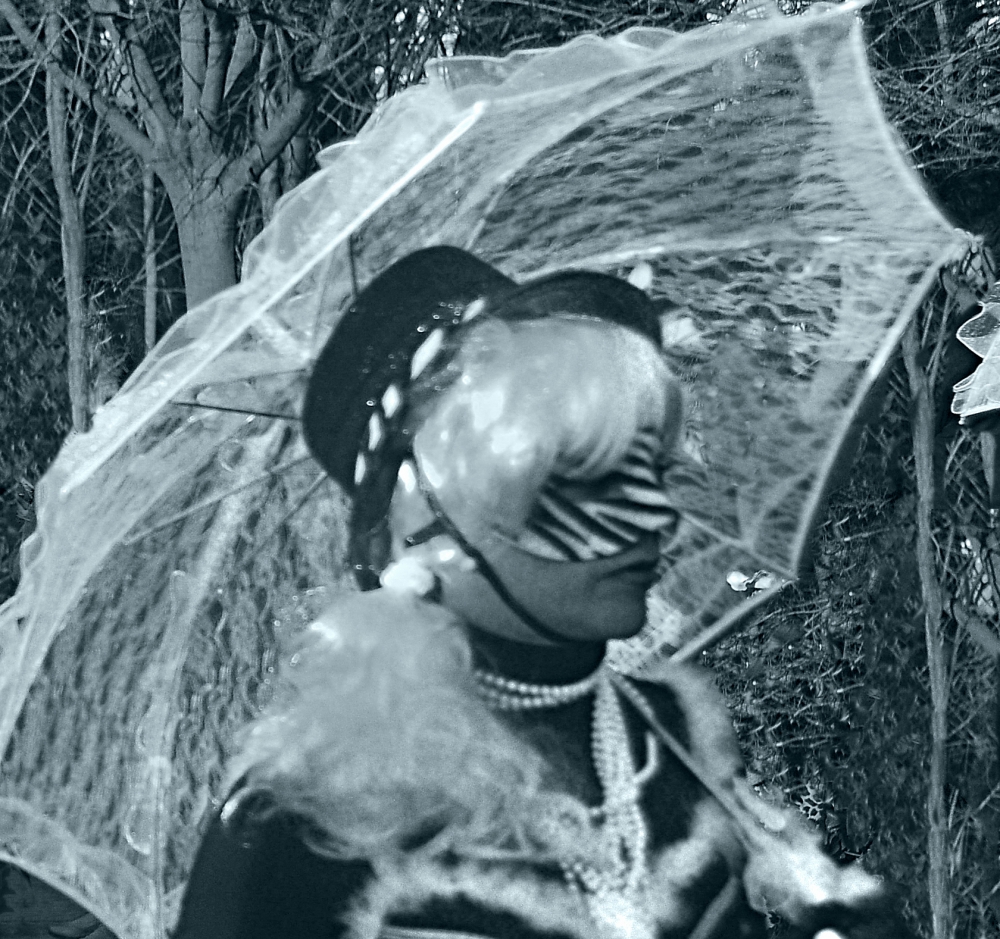 "Femme con sombrilla y antifaz" de Elvira Dcm