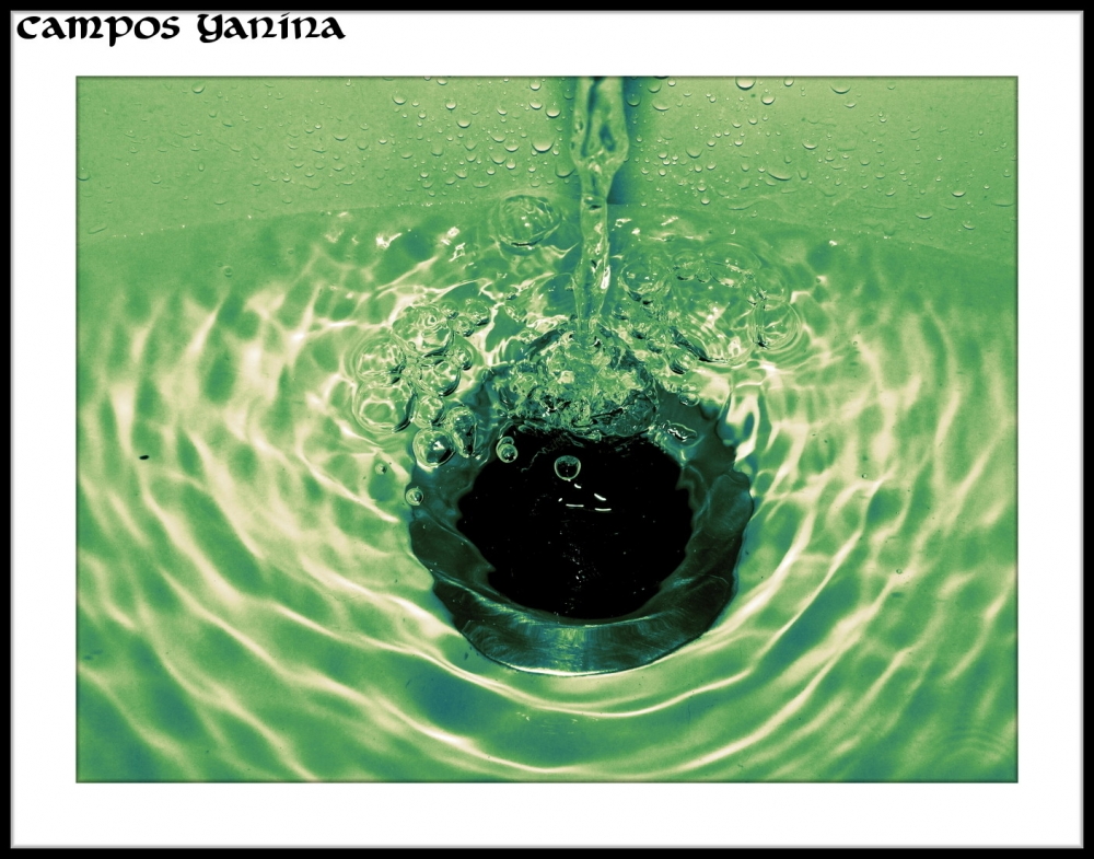 "Lo cotidiano (serie jugando con agua)" de Yanina Campos