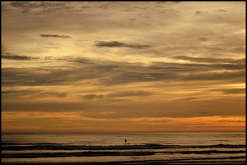 "en la soledad del amanecer en el mar....." de Hugo Alberto Veinticcinque