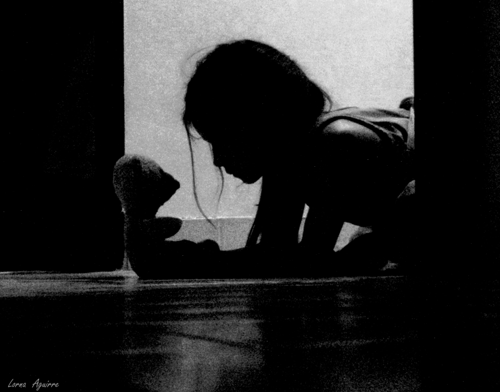 "Jugando en el piso" de Lorna Aguirre