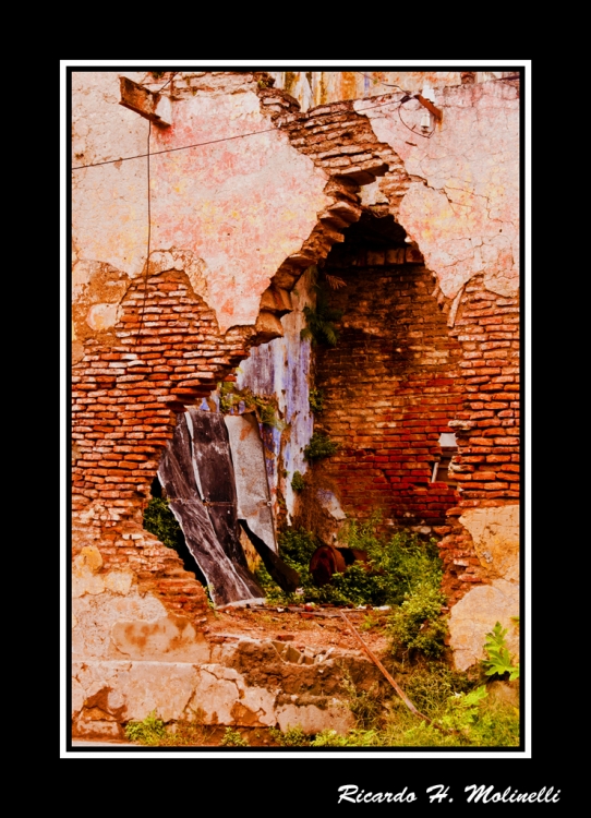 "El agujero en el muro" de Ricardo H. Molinelli