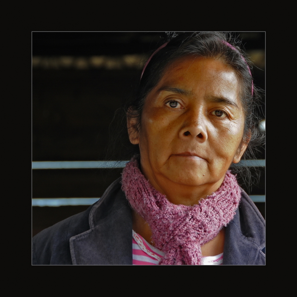 "La mirada penetrante de una mujer mapuche" de Rafa Lanuza