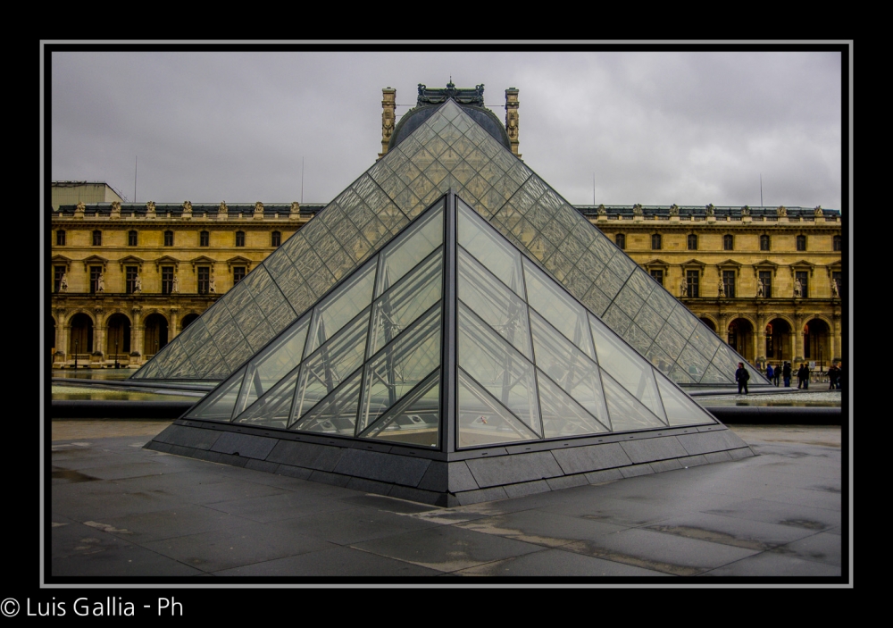 "Louvre II" de Luis Gallia