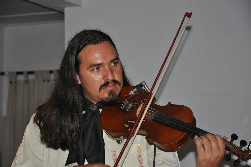 "con violin, se viene el folklore de Formosa. . ." de Jose Alberto Vicente