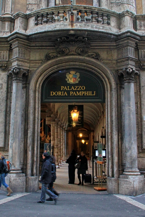 "La puerta de palacio" de Manuel Velasco