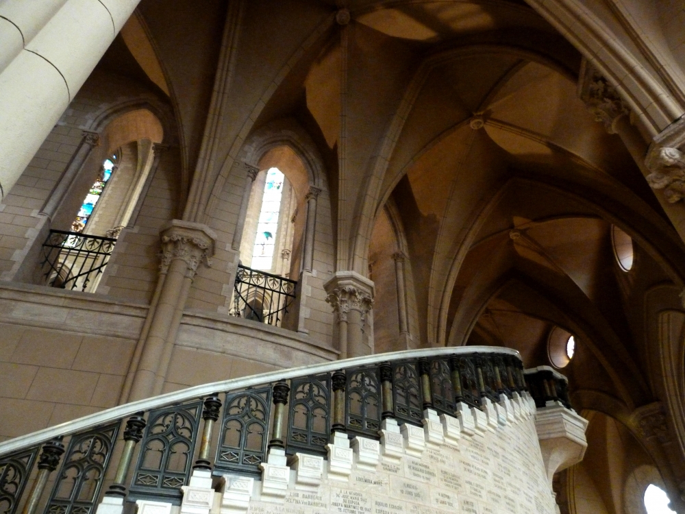 "Escalinata, arcos y vitrales" de Mercedes Pasini