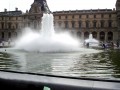 La fuente del Museo del Louvre-Paris