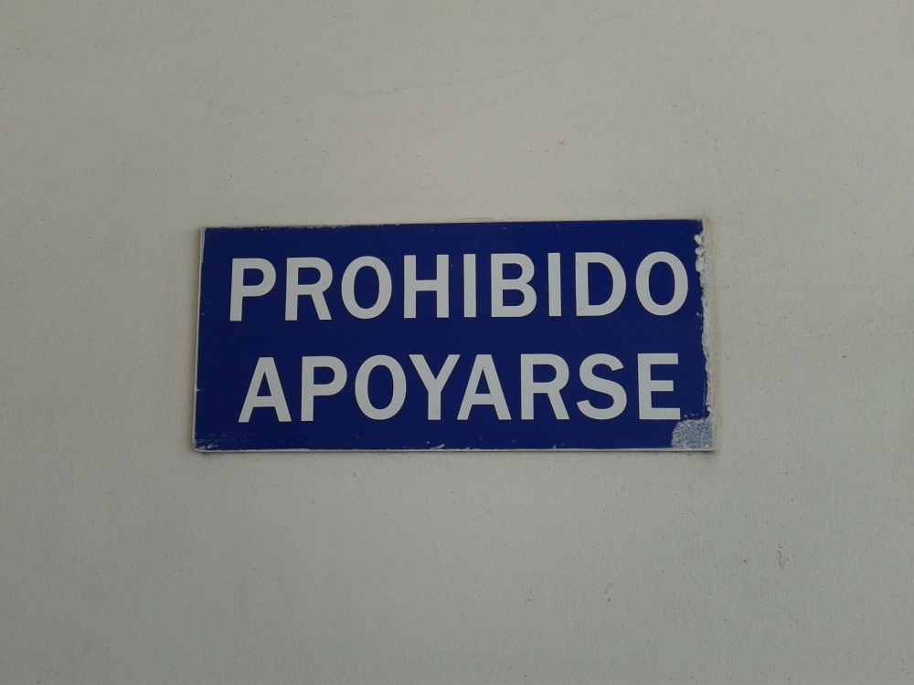 "Prohibido apoyarse!!??" de Cecilia Navarro