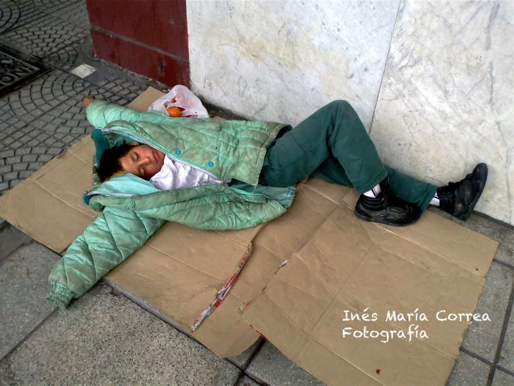 "El nio duerme en la calle." de Ines Maria Correa