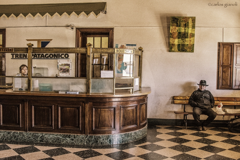"Sala de espera - Estacin de tren (Bariloche)" de Carlos Gianoli