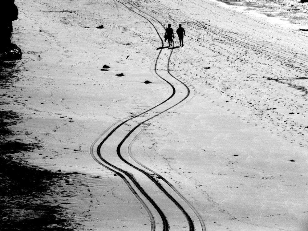 "cuando viste en la arena solo un par de pisadas" de Hector Luis Pereyra