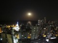 Luna llena iluminando, vida nocturna de la ciudad