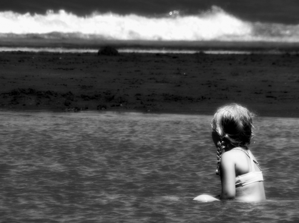 "Mirando el mar II" de Lorna Aguirre