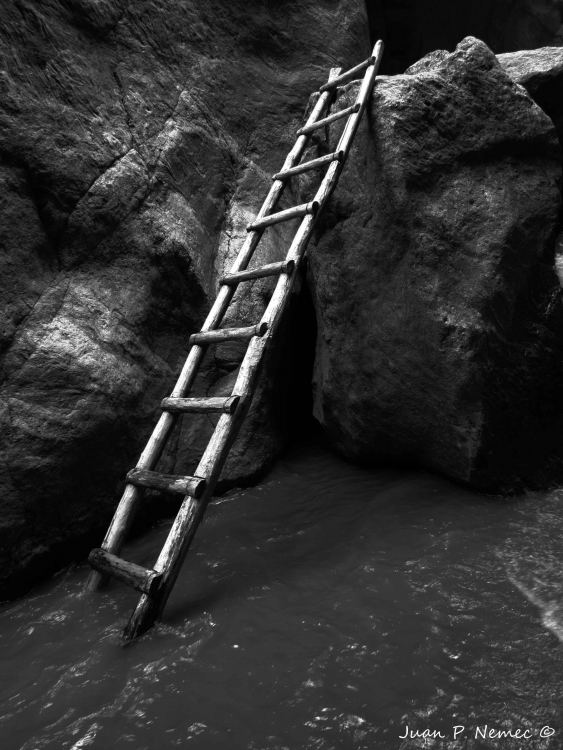 "La escalera en la roca" de Juan P. Nemec