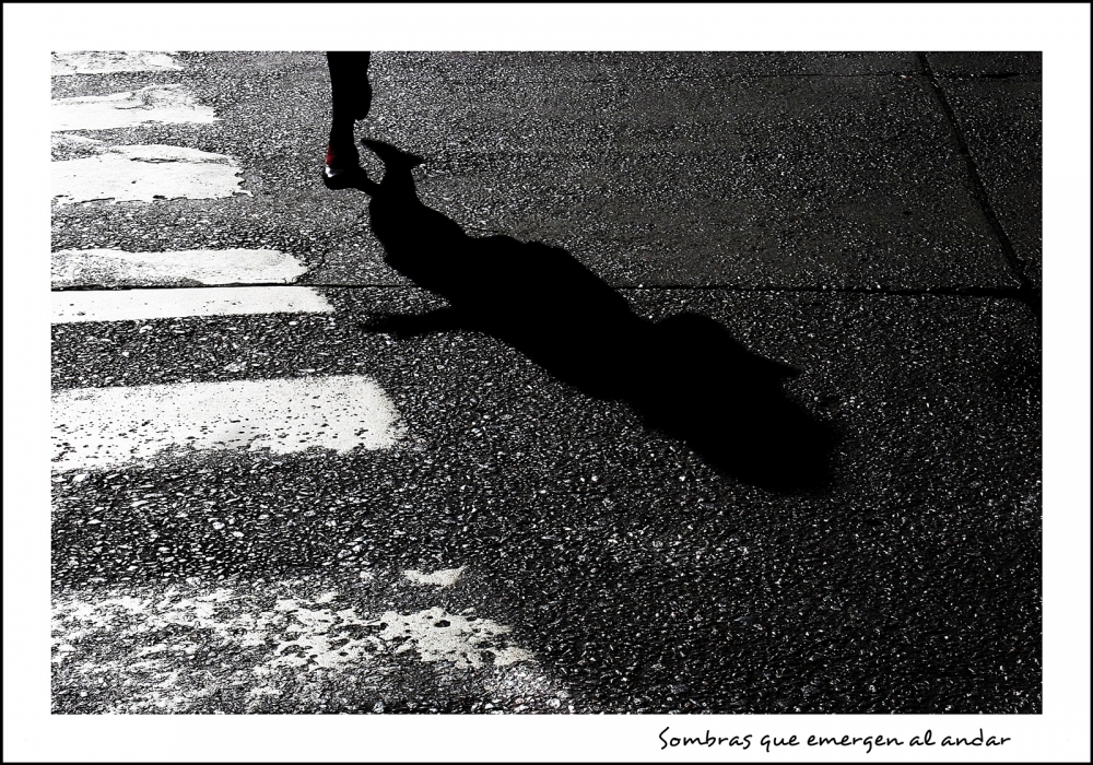 "Sombras que emergen al andar" de Vero C. Tonnelier