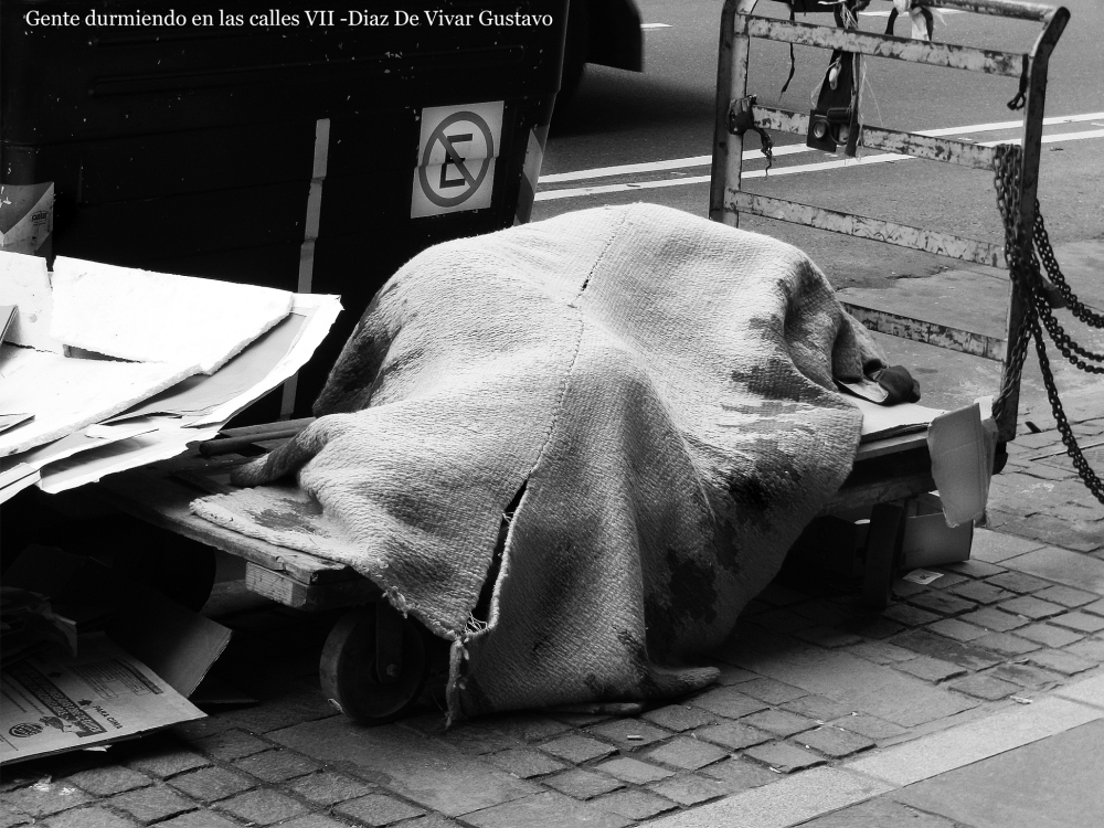 "gente durmiendo en las calles VII - Diaz de vivar" de Gustavo Diaz de Vivar