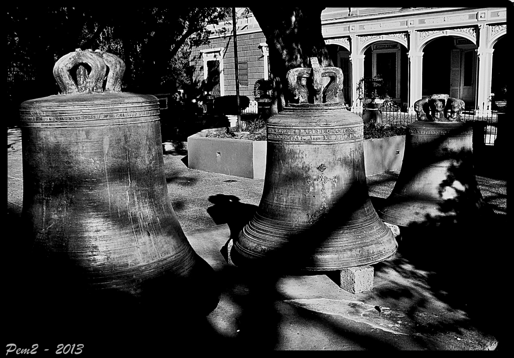 "Tres campanas..." de Enrique M. Picchio ( Pem )