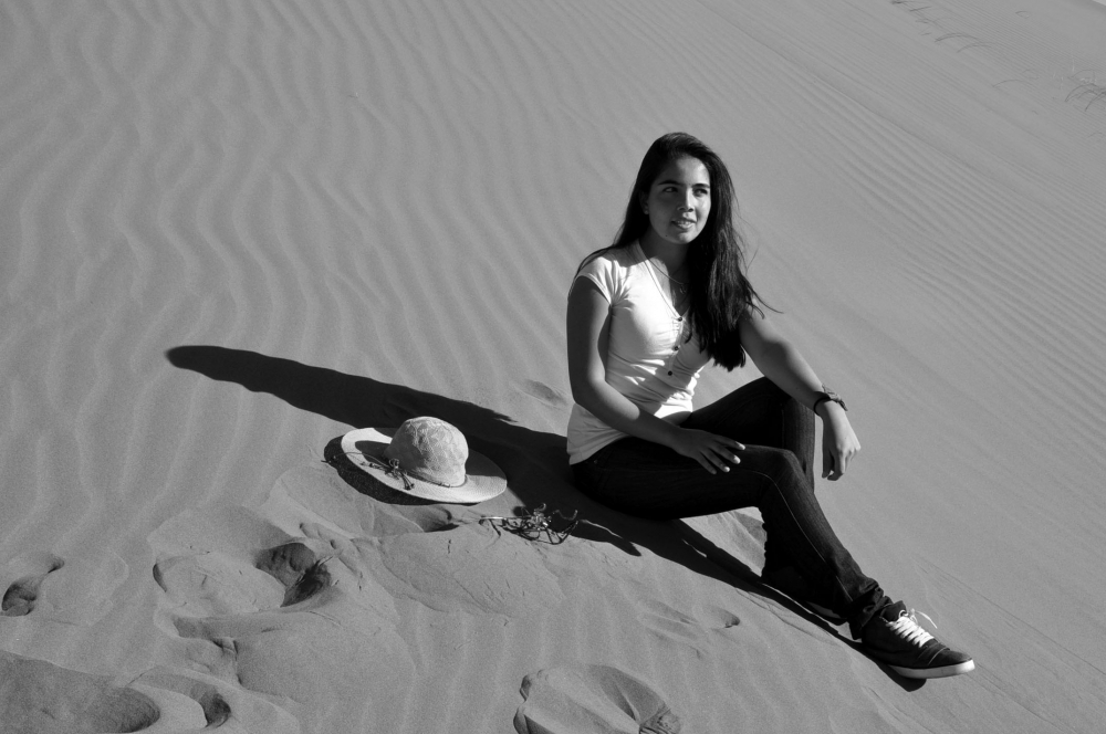 "una morena en el desierto. . ." de Jose Alberto Vicente