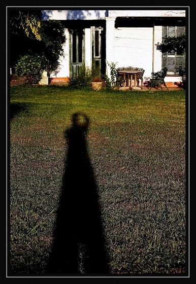 "Una sombra y algo mas ...." de Arturo H. Pea