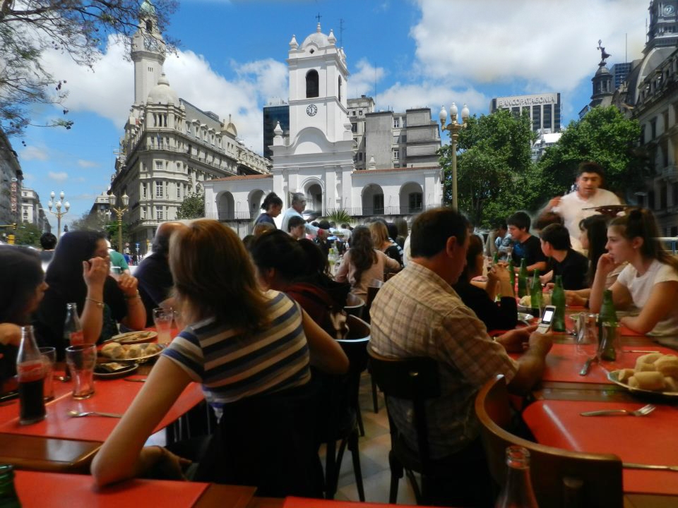 "25 de mayo comiendo frente al Cabildo" de Osvaldo Ral Sosa