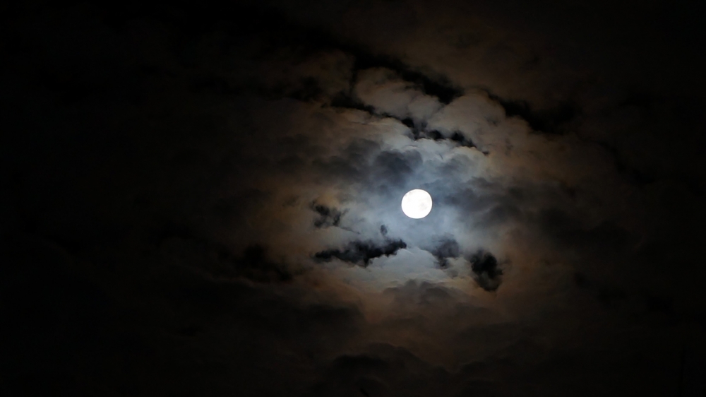 "noche de lunes, nube y luna..." de Ruben Alex Villarroel