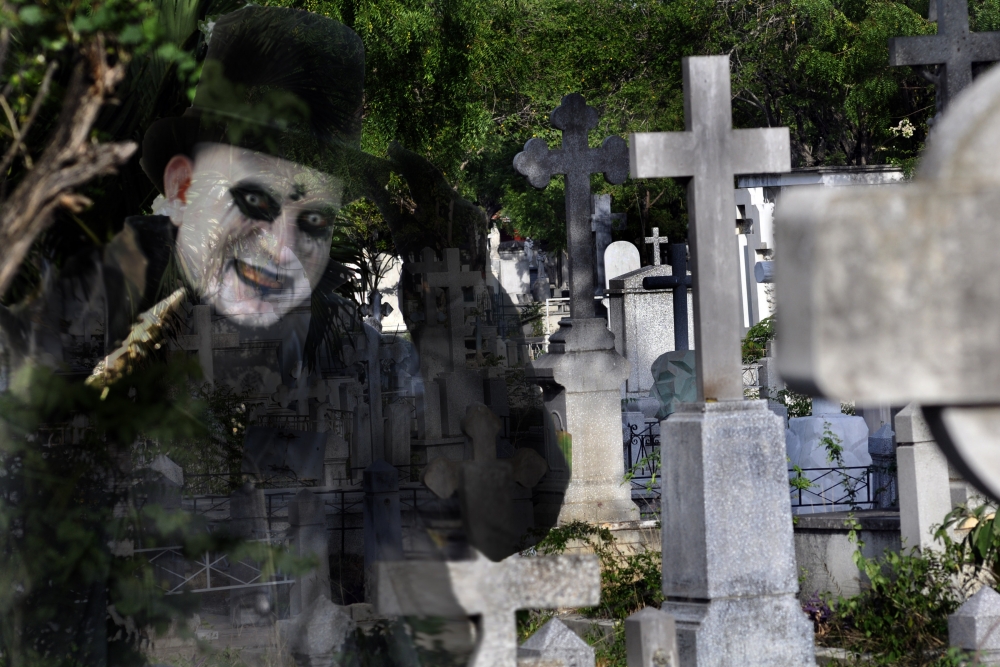 "Aparecidos en el cementerio" de Miguel Fernandez Medina ( Elfs )