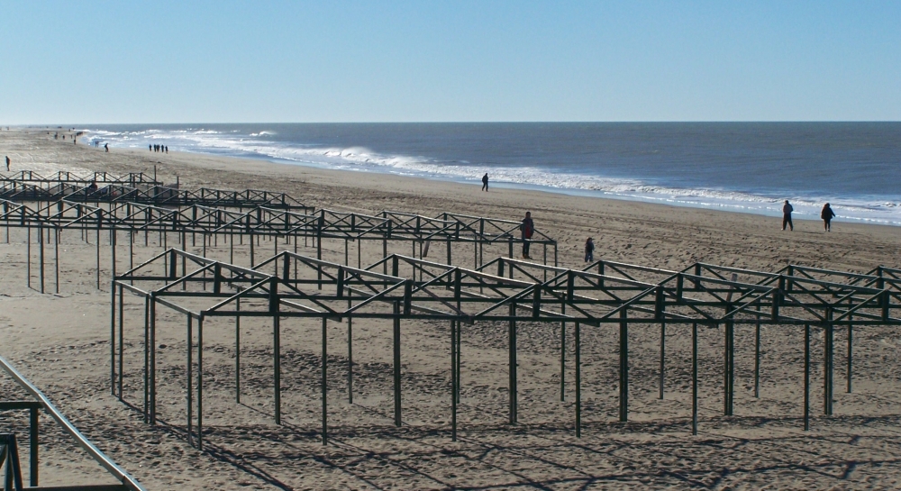 "La playa en invierno: esqueleto en diagonal" de Jos Luis Mansur