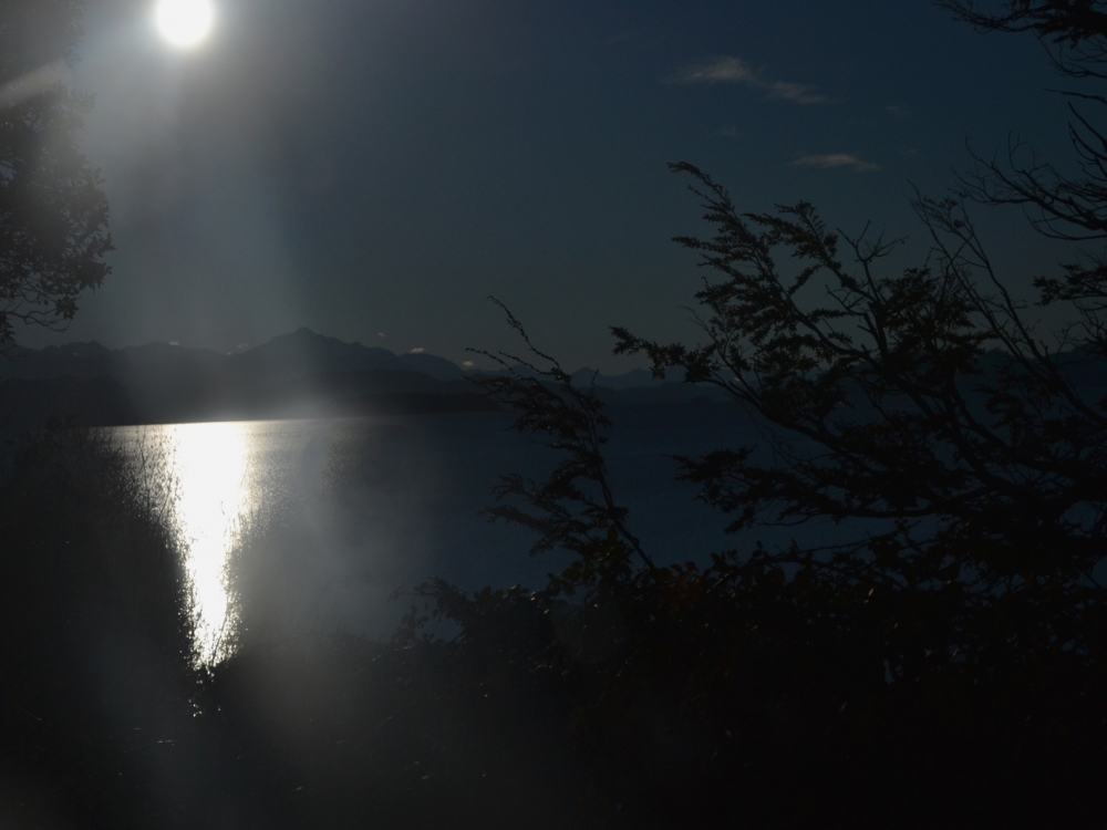 "Reflejo de luna en lago Nahuel Huapi - Bariloche" de Eduardo Jorge Pompei