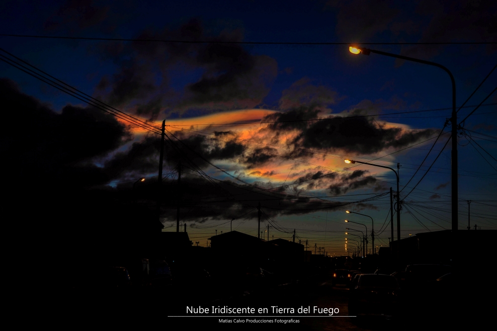 "Nube Iridiscente en Ro Grande Tierra del Fuego" de Matias Calvo Producciones Fotograficas