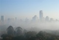 neblina en la ciudad
