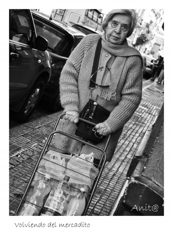 "Volviendo del mercadito (FOTO 2000)" de Analia Coccolo