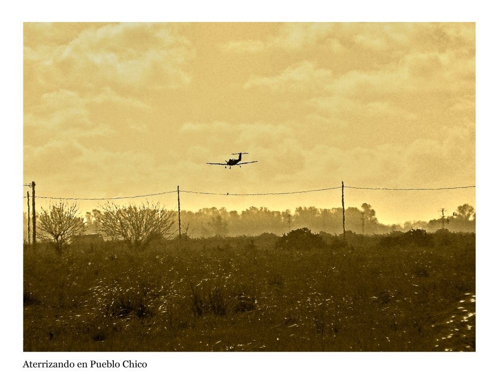 "Aterrizando en Pueblo Chico" de Nora Lilian Iturbide ( Noral )