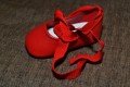 un zapato rojo