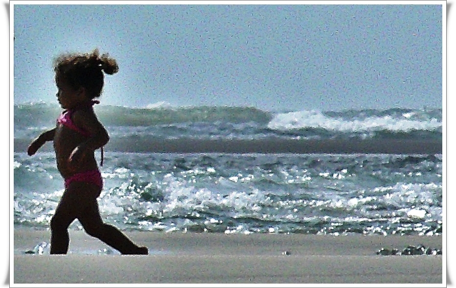 "menina na praia" de Valeria Montrfano