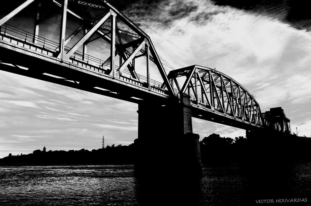 "puente viejo" de Victor Houvardas