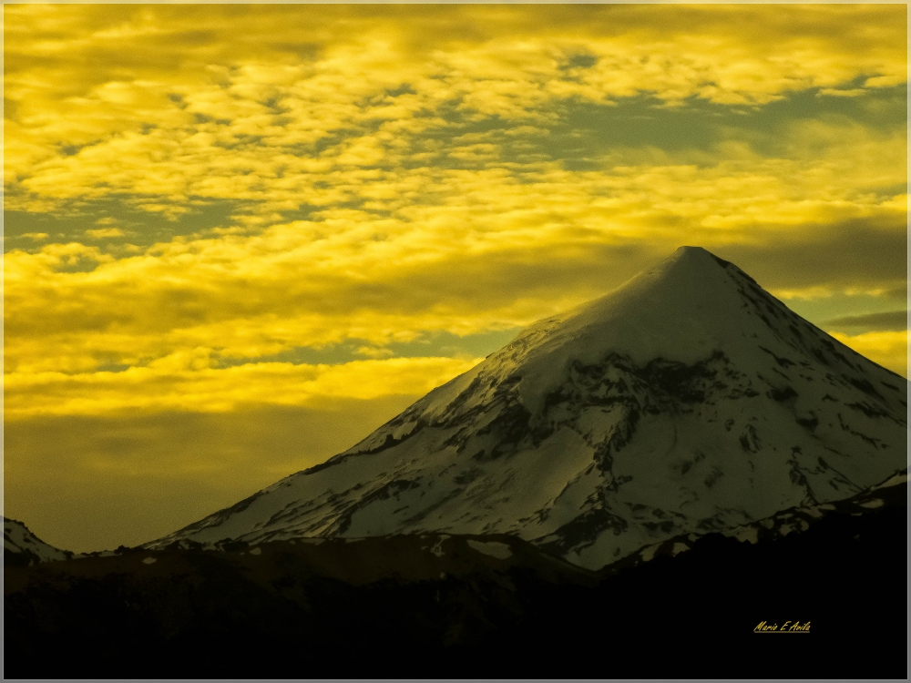 "...en que el sol la cresta dora de los Andes...." de Mario Edgardo Avila