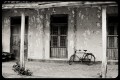Casa vieja con bicicleta