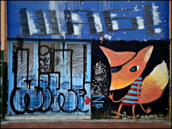 "Puerta de garaje y graffitis" de Ana Maria Walter