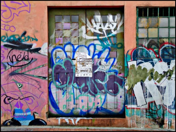"Puerta, ventana y graffiti" de Ana Maria Walter