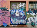 Puerta, ventana y graffiti