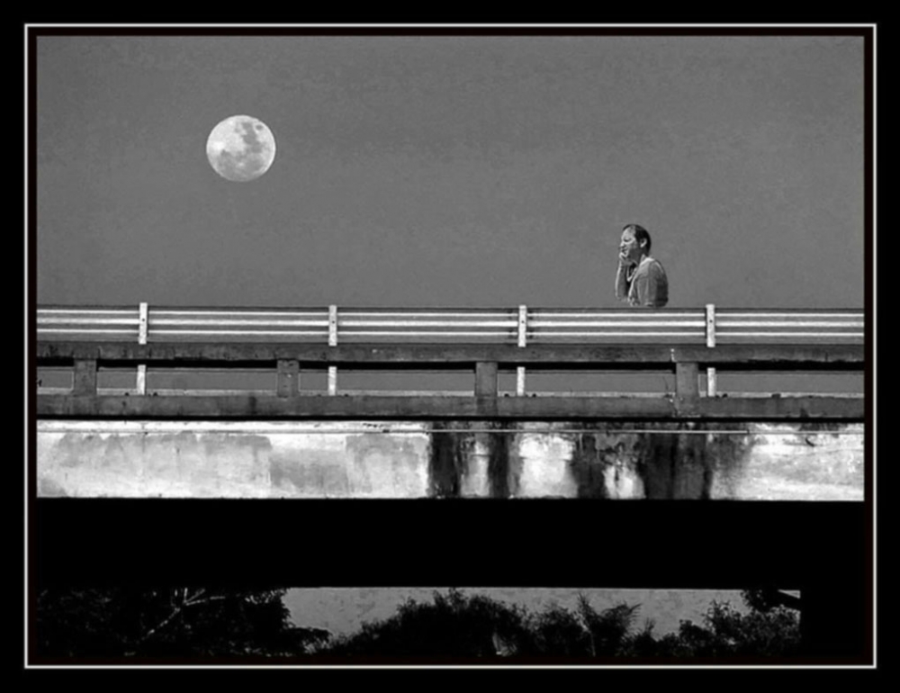 "Sobre el puente ...." de Arturo H. Pea