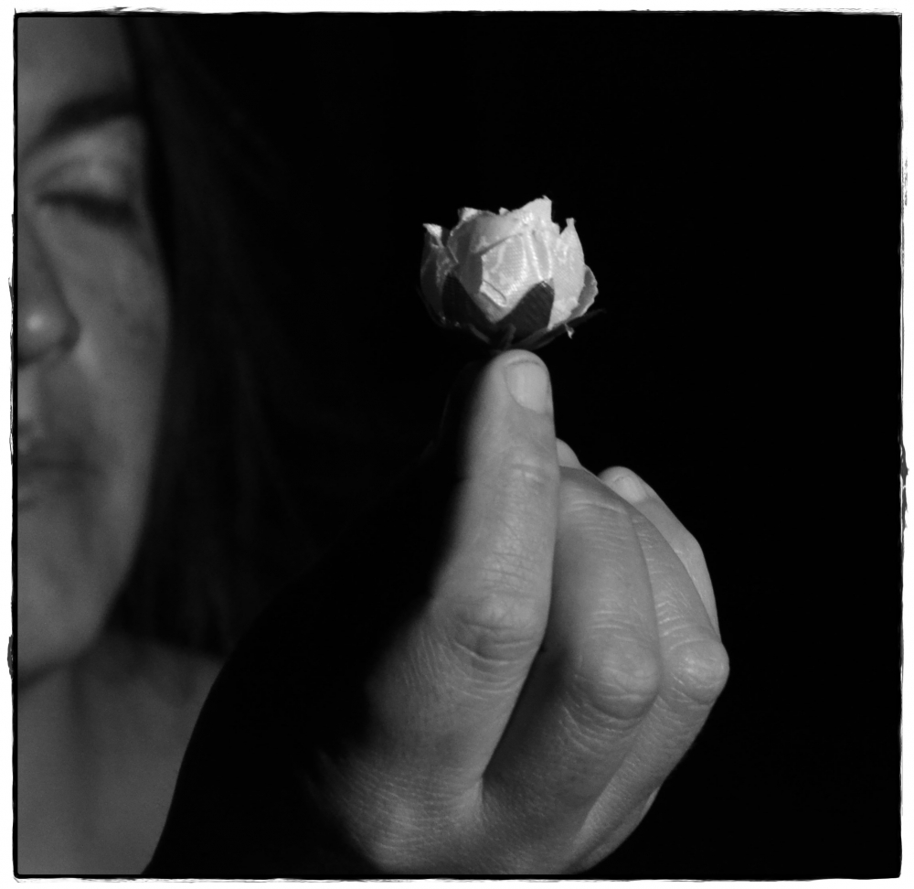 "flor en mano" de Ely Navarro