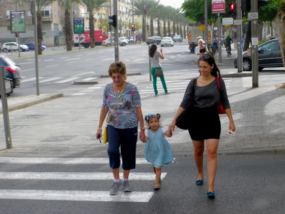 "cruzando por la senda peatonal...Tel Aviv" de Tzvi Katz