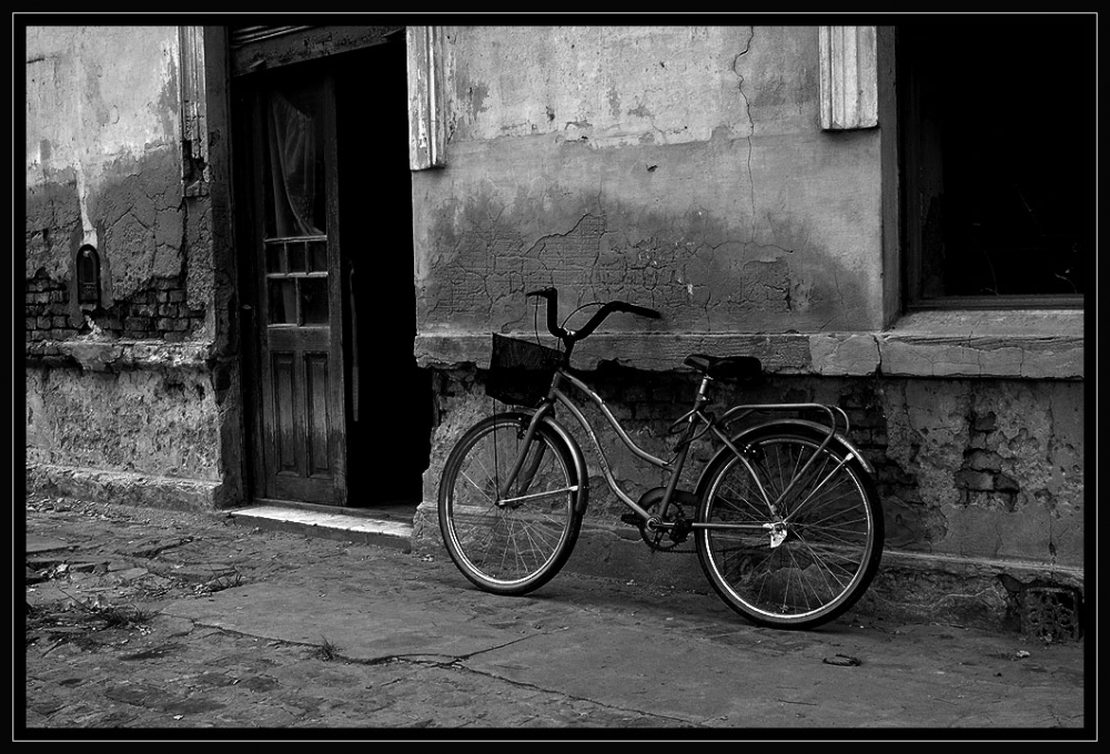"Una bicicleta moderna en el pueblo" de Mascarenhas Cmara. Juan de Brito