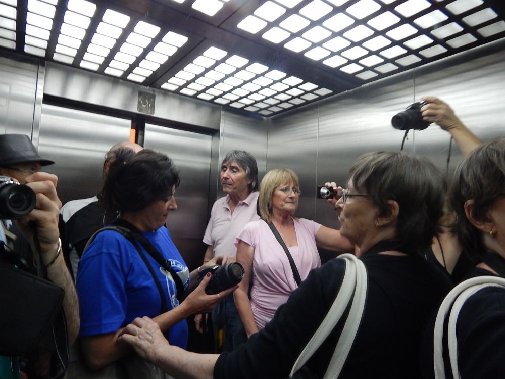 "Qu hacen fotgrafos en un ascensor?" de Jos Luis Mansur