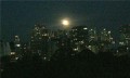 luna llena sobre la ciudad