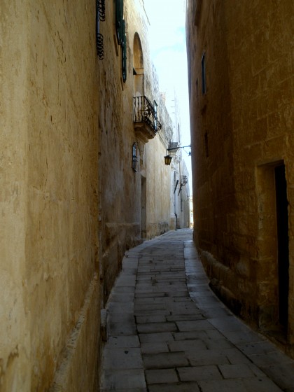 "antigua callejuela en Malta" de Tzvi Katz