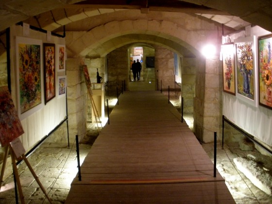 "Galeria de cuadros, en una catacumba,Malta" de Tzvi Katz