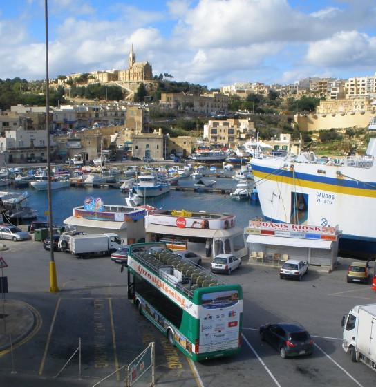 "llegada a Gozo, abajo esperando el bus turistico." de Tzvi Katz